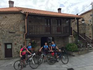a group of people standing with their bikes in front of a building at Casaquina in La Mezquita