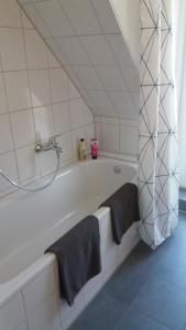 ein Badezimmer mit einer Badewanne und zwei Handtüchern darauf in der Unterkunft Ferienwohnung Brunnenstrasse in Bremervörde