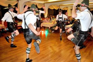 a group of men in cowboy hats dancing in a room at Hotel 13 Linden in Treze Tílias