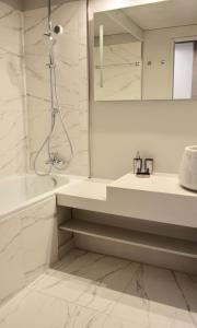 Baðherbergi á Little Suite Val d'Isère +15 myndir
