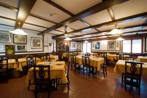 un restaurante con mesas y sillas con mantel amarillo en Albergo Castello da Bonino, en Champorcher