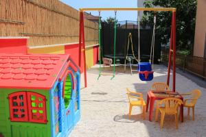 Ο χώρος παιχνιδιού για παιδιά στο Apartment Darija with private pool
