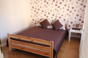 een slaapkamer met een bed met een houten bedframe bij Apartament u Marzenki in Augustów