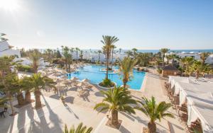 een luchtzicht op een resort met een zwembad en palmbomen bij Seabel Aladin Djerba in Aghīr