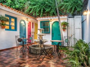 un patio con sillas y una fuente frente a una casa en Colonial 154 H Boutique en Santo Domingo