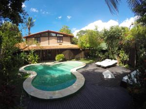 a backyard with a swimming pool and a house at Pousada Ibirapuera in Jericoacoara