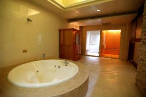 a large bathroom with a large tub in a room at Hua Jia Motel in Tainan +10 photos