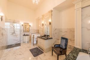 Kúpeľňa v ubytovaní Kernu Manor Hotel & SPA