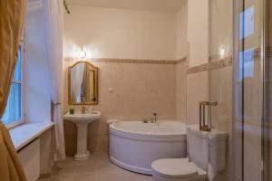 Kúpeľňa v ubytovaní Kernu Manor Hotel & SPA