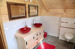 Kylpyhuone majoituspaikassa Stoffis Hütten