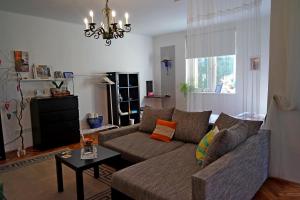 sala de estar con sofá y mesa en Belvárosi Studio Apartman, en Győr