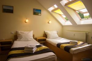 Un pat sau paturi într-o cameră la WOSiR Szelment