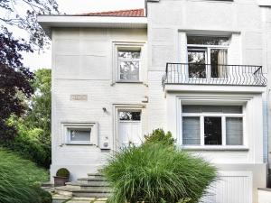 une maison blanche avec un escalier en face de celle-ci dans l'établissement B&B Salve, à Bruxelles