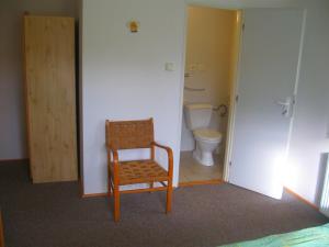 プラーシリにあるUbytování na Slučím Tahuのバスルーム(木製の椅子、トイレ付)