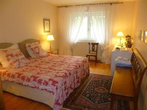 - une chambre avec un lit et une fenêtre dans l'établissement Bois Joli de la Freyère, à Hindisheim