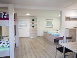 Un dormitorio con una litera y una mesa y sillas. en Chatka na Hranici Čirč, en Čirč 11 fotos más