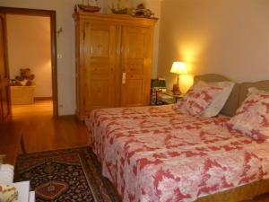 - une chambre dotée d'un lit avec une couverture rouge et blanche dans l'établissement Bois Joli de la Freyère, à Hindisheim