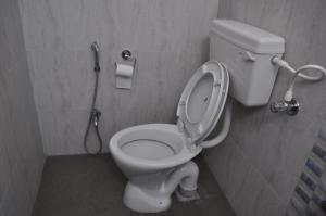 スリランガムにあるJyothi Suitesのバスルーム(トイレ、シャワー付)