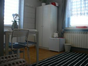 uma cozinha com uma mesa, uma cadeira e um armário em Pokój Uniejów em Uniejow