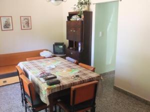 ein Zimmer mit einem Tisch mit Stühlen und einem Sofa in der Unterkunft Comodo Chalet en Gesell in Villa Gesell