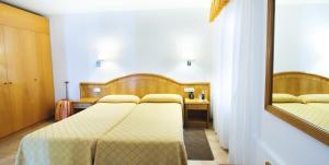 Posteľ alebo postele v izbe v ubytovaní Hotel Miramar Badalona