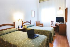 Posteľ alebo postele v izbe v ubytovaní Hotel Miramar Badalona