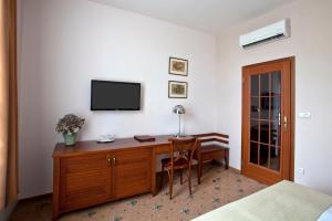 TV a/nebo společenská místnost v ubytování Hotel Tacl