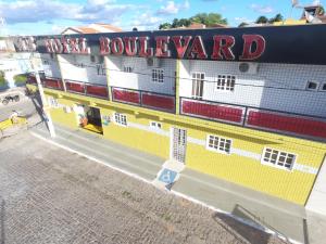 AraripinaにあるHotel Boulevardの黄白の建物