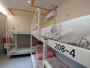 Palanda nebo palandy na pokoji v ubytování Bomgoro Guesthouse