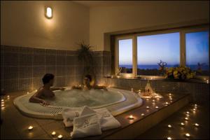 two children in a tub in a bathroom with lights at Balneario Pozo de la Salud in Sabinosa