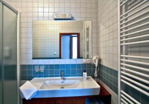 Koupelna v ubytování Hotel Tacl + 32 fotografií
