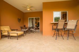 耶拉杜拉的住宿－Los Suenos Resort Veranda 8F，客厅配有椅子和桌子