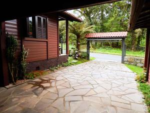 einen Steinweg vor einem Haus in der Unterkunft Chale Bosque da Serra - Lindo Chalé in Canela
