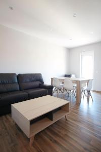 una sala de estar con un sofá y una mesa en Casa de Polentinos, en Ávila
