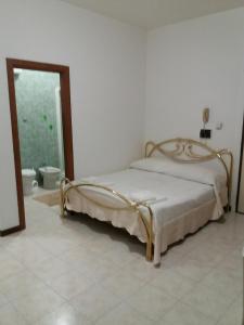 um quarto com uma cama e uma casa de banho com um WC em Aurelio Commodo Apartment em Roma