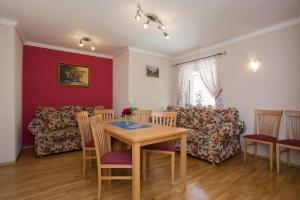 a living room with a table and a couch at Säuleck Appartement mit Kärntencard in Mallnitz