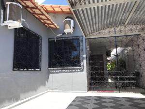 una entrada a un edificio con una puerta de metal en Guilherme Hostel en Fortaleza