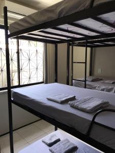 Våningssäng eller våningssängar i ett rum på Guilherme Hostel