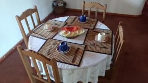 une table avec une plaque de nourriture dans l'établissement B&B Chalé Jardins, à Lagoinha