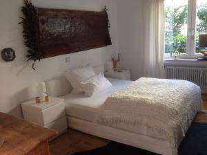 ユーバーリンゲンにあるAuszeitのベッドルーム(白いベッド1台、窓付)