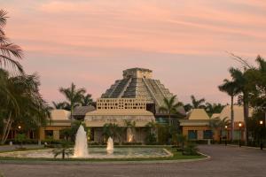 un complejo con una fuente frente a un edificio en Iberostar Selection Paraíso Maya, en Puerto Morelos