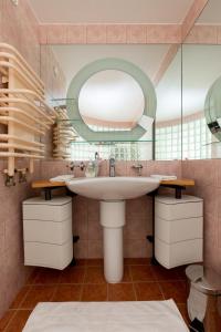 A bathroom at Panorama Dream Home w 3BDR, AC, Garage