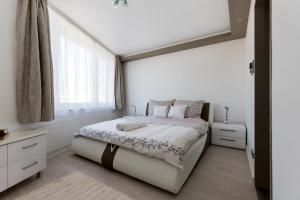 A bed or beds in a room at Panorama Dream Home w 3BDR, AC, Garage