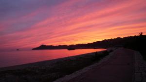 un tramonto su una spiaggia con l'oceano di なにもない幸せな島のリトリート宿 THE BONDS Island Stay a Matsuyama