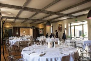 - une salle à manger avec des tables et des chaises blanches dans l'établissement Chambres d'hôtes l'Echappee Belle, à Beauvallon