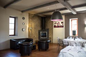 une salle à manger avec des tables, des chaises et une cheminée dans l'établissement Chambres d'hôtes l'Echappee Belle, à Beauvallon