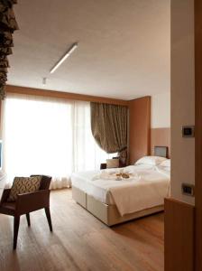 Кровать или кровати в номере Hotel Alaska Cortina