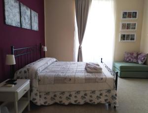ローマにあるCapital Flat 9/bのベッドルーム1室(ベッド1台、椅子、窓付)
