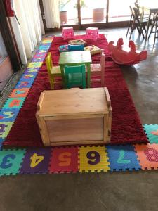 una habitación con mesa y sillas sobre una alfombra en Pueblo Chico Agroturismo Hotel, en La Floresta