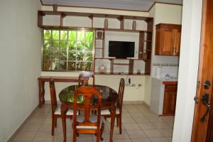 a dining room with a table and chairs and a window at Apart Hotel Acuarious de Luis in Estelí